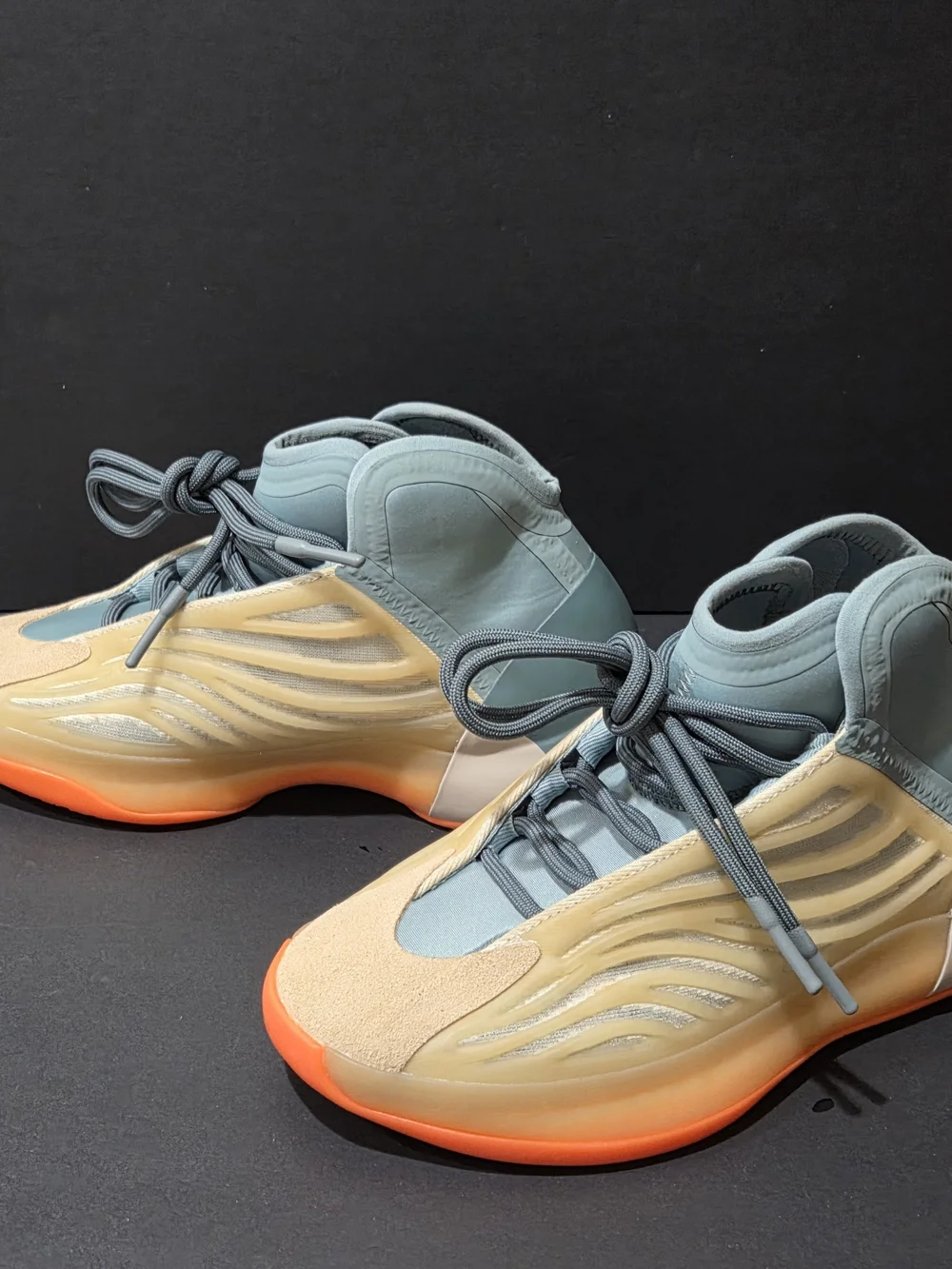 Adidas Yeezy QNTM Hi-Res Coral Size 6 Men / 7.5 Women HP6595